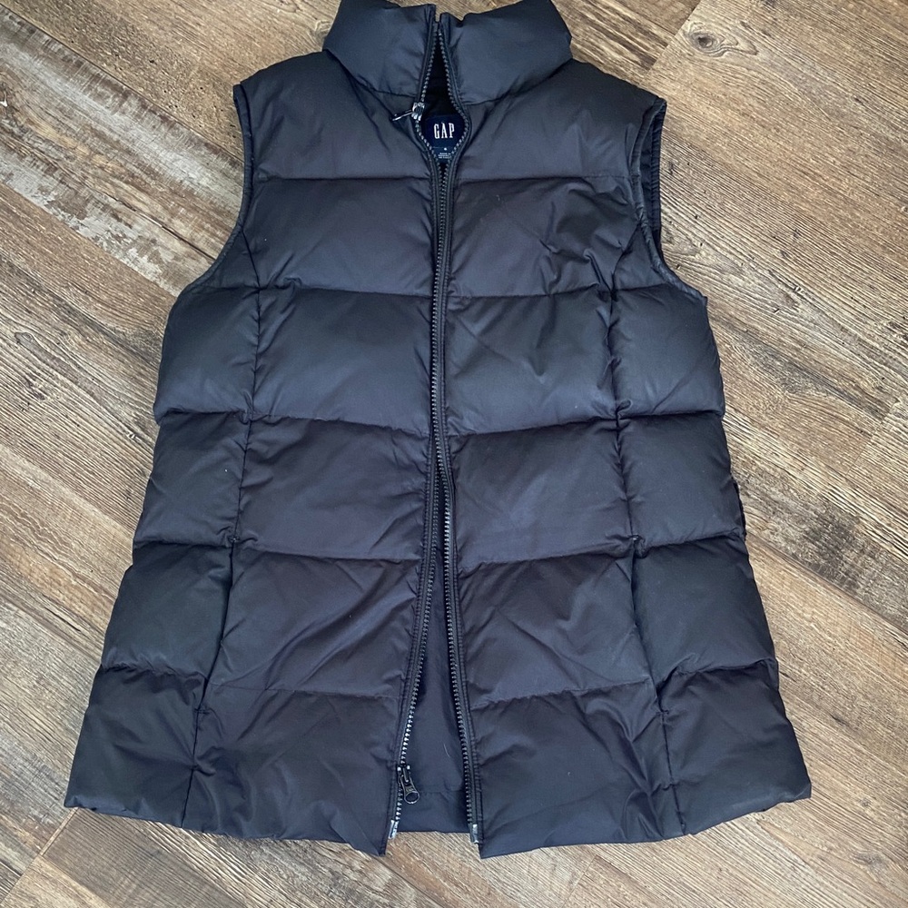Gap women’s black down vest size womens small
